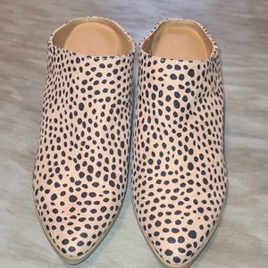 Tan and brown speckled open back shoe